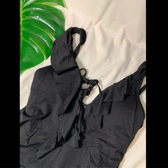 NEW $124 Becca Socialite‎ Ruffle One-Piece Swimsuit in Black [SZ Medium ] - Picture 4 of 8